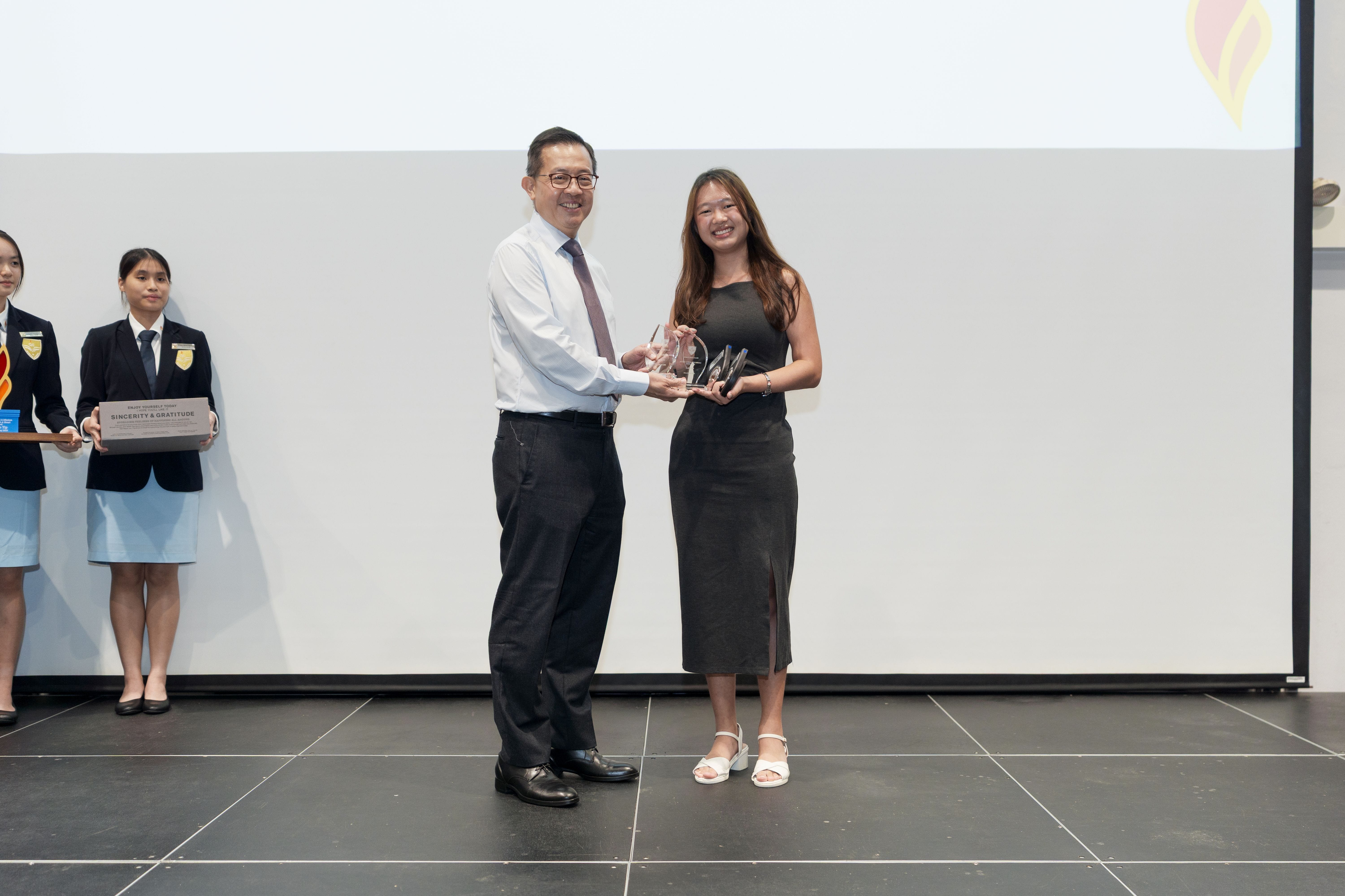 Mr Leo Yip presenting award to Claire Tan
